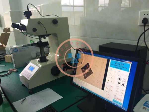 老客戶推薦新客戶選用我廠HVS-1000A型數(shù)顯顯微硬度計(jì)：現(xiàn)場(chǎng)安裝照片（圖像清晰質(zhì)感、測(cè)試精度高）